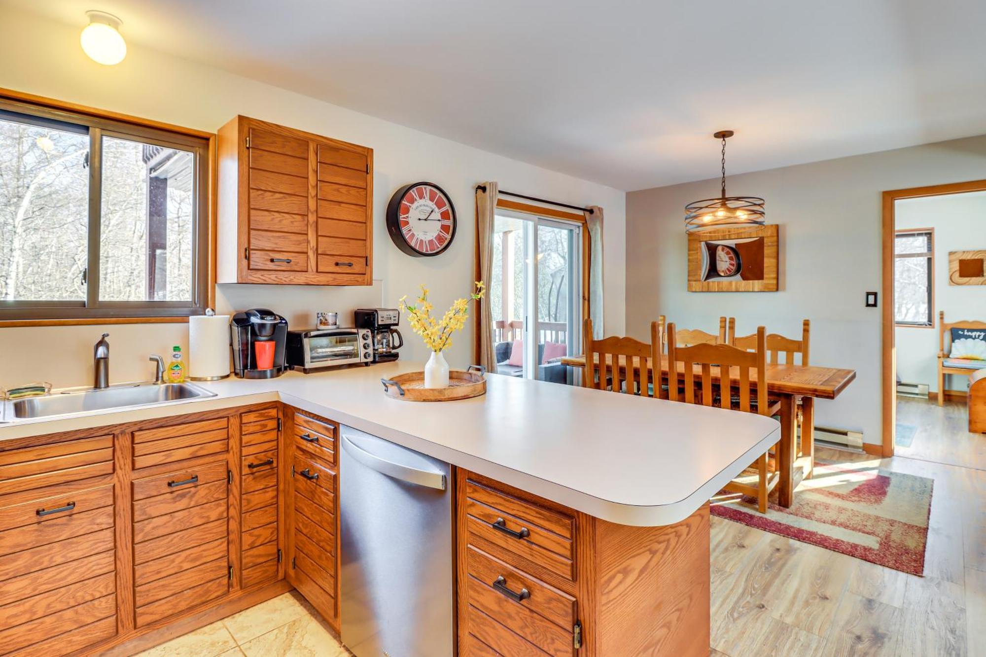 Poconos Home With Private Spa And Fire Pit Long Pond Bagian luar foto
