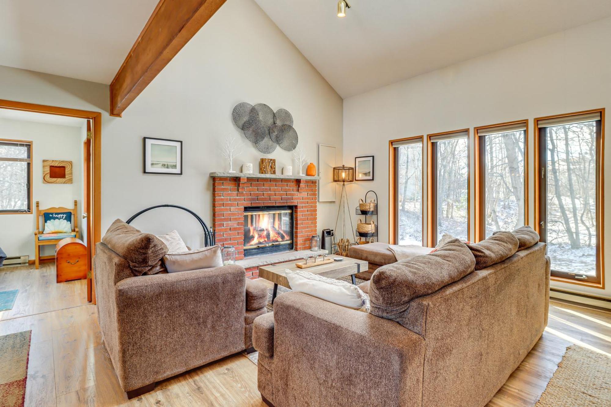 Poconos Home With Private Spa And Fire Pit Long Pond Bagian luar foto